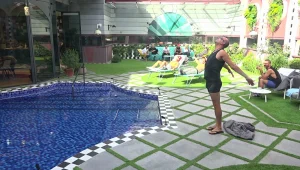 ליאור נכנס לבריכה - ולא מפספס הזדמנות לעשות לדיירים מופע