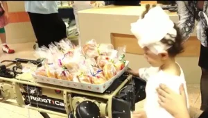 במקום חגיגות חנוכה שגרתיות בביה"ח - רובוט מחלק סופגניות