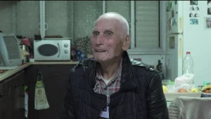 אמיל, ניצול שואה בן 85, מקבץ נדבות עבור בתו חולת הסרטן