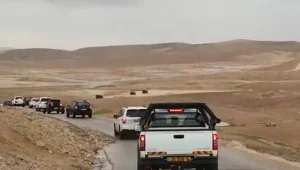 ציידי השיטפונות שמוכנים לסכן את חייהם בשביל תמונה מוצלחת