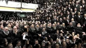 כאלף חסידים באירוע הדלקת נרות בי-ם - בניגוד להנחיות • תיעוד