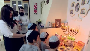 הטרנד החדש של חנוכה: הנחת פתק עם משאלה - בחנוכייה