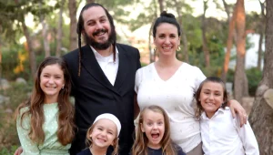 אבא חרדי שחזר בתשובה ואמא חילונית: איך נראים חיי המשפחה?