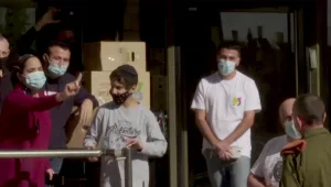בלי תנאים ובלי תשובות: הנוסעים שפונו למלונית צעקו על השומרים