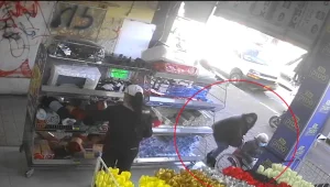 בצהרי היום: אישה גונבת מנכה קשישה את ארנקה • תיעוד