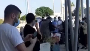 "אתם רוצים שאמות?": מהומה בעת פינוי מבודדים בין מלונות