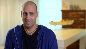 הדייר בעל אלף הפרצופים: ששת הקטעים המצחיקים ביותר של ליאור כלפון ברשתות החברתיות!