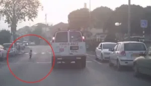 ניצלה בנס: נהג מד''א שהציל את חייה של פעוטה שרצה לכביש משחזר