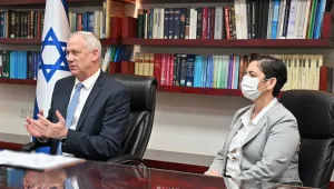 גנץ במסר לנתניהו: "לא אתן לנאשם בפלילים לגעת במערכת המשפט"