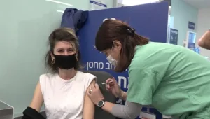 האחיות שנמצאות בקצה המחט של מבצע חיסוני הקורונה