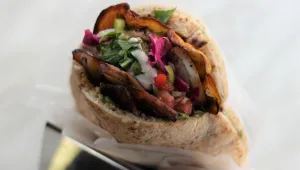 ההיסטוריה של אוכל הרחוב: מי באמת המציא את הסביח?