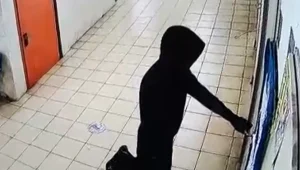 נכנס, מבעיר אש ונמלט: תיעוד ההצתה בבי"ס תיכון בתל אביב