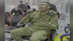 חייל צה"ל נכנס לחנות לקנות בידורית - והדהים את הנוכחים בקולו
