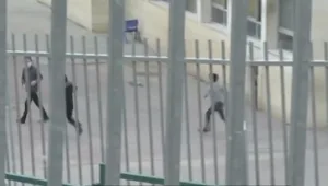 תיעוד: המשטרה הגיעה לבי"ס חרדי - הילדים הוברחו מהשער האחורי