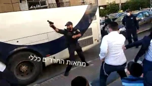 בזמן עימותים עם חרדים בבני ברק: שוטר ירה באוויר • תיעוד