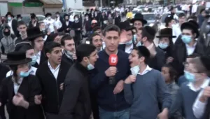 בעת שידור ישיר מבני ברק: כתב חדשות 13 הותקף ע"י ההמון • צפו