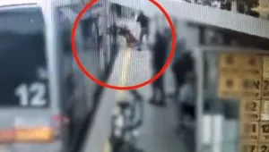 מפיל על המטרונית הנוסעת - ונמלט: תיעוד תקיפת בן ה-70 בחיפה