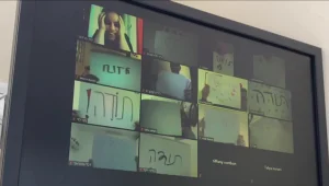 התלמידות ריגשו את מורתם עם שלטי תודה בשיעור בזום
