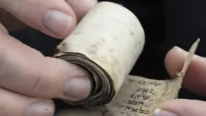 76 שנה אחרי: נחשף בונקר סודי בגטו ורשה עם עשרות זוגות תפילין