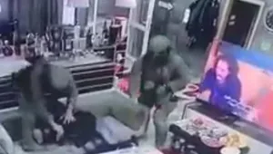 עם רימוני הלם וכלבי תקיפה: פשיטה משטרתית על היעד הלא נכון
