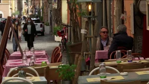 איטליה מבטלת סגרים באזורי תחלואה נמוכה - והפיצריות נפתחו שוב
