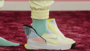 ללא צורך בהתכופפות וקשירה: נעלי העתיד ששורכות את עצמן לבד