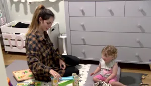 ההורים בעבודה, הביקוש לבייביסיטר עצום - והמחירים בשמיים