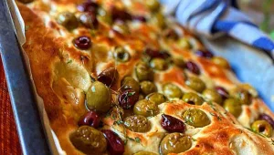 ארוחת מאזטים לסופ"ש: לחם ראשון המסיק, צזיקי וחצילים בתחמיץ