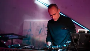 חגיגה כפולה: אלבום חדש לאסף אמדורסקי שחוגג 50