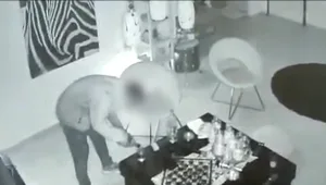 פורץ לדירה, גונב פריטים באלפי שקלים ואז - פותח שולחן ואוכל