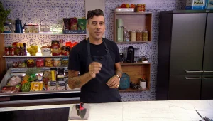המעדנייה של אביב, עונה 1, פרק 6: ארוחה משפחתית