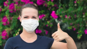 נזקי מסכות: 5 טיפים מנצחים לשמירה על העור עם מסכה