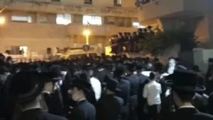 בניגוד להנחיות: אלפים בהלוויית רב בכיר בבני ברק • תיעוד