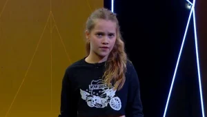 הילדה מיה מילר צוחקת על חורף