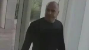 המשטרה מחפשת אחר גבר שתועד אורב בכניסה לבניין - ותוקף מינית