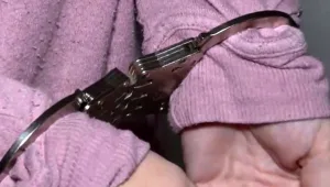 זוג הורים מאשדוד סרסרו בבנותיהן כדי שיסחטו גברים כספית