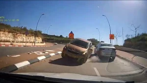 תיעוד מטורף: נהג איבד שליטה על רכבו וחצה בפראות לנתיב הנגדי