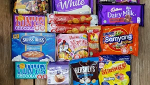 עד שהשמיים יפתחו: מצאנו 12 חטיפים מטורפים מחו"ל שאפשר להשיג בארץ