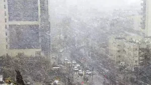 הסערה הגיעה לבירה: שלג יורד בירושלים; כביש 1 נחסם זמנית