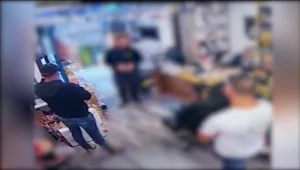 סחיטה לעיני המצלמות: 2 גברים ניסו לסחוט בעל חנות צילום