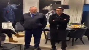תיעוד: ליברמן השתתף באירוע קביעת מזוזה - והפר את ההנחיות