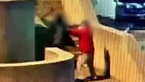 תיעוד: תושבת ת"א ירדה לזרוק את הזבל - והותקפה ע"י עובר אורח