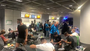 "כמו כלבים": כ-60 ישראלים לא הורשו לעלות לטיסת חילוץ • תיעוד