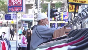 בעל חנות בגדים דקר את עצמו לאחר שפקחים החרימו את סחורתו