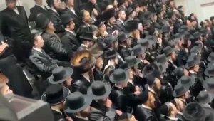 תיעוד: עשרות מתפללים בטיש בירושלים בניגוד להנחיות