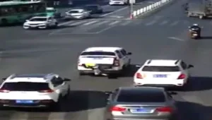 תיעוד מטלטל - באמצע כביש סואן ועמוס, ילד נפלט מתוך רכב נוסע