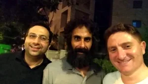 לוחם סיירת אגוז חי ברחוב - חבריו מהצבא התגייסו לעזור