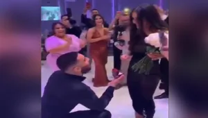 אורח בחתונה גנב את ההצגה מהזוג המאושר והציע נישואין לחברתו