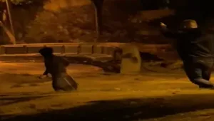 "עוף מפה או שאשחט אותך": תקף ילד בפארק - כי חשב שהרעיש • צפו