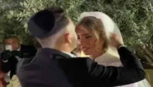 הזוגות שחתונתם נדחתה בגלל הקורונה מסתערים על האולמות שנפתחים